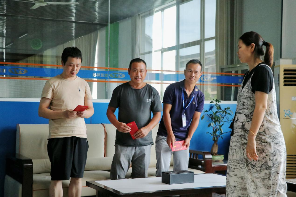 關于對彭東華、李優平、張運江等同事表彰的通報